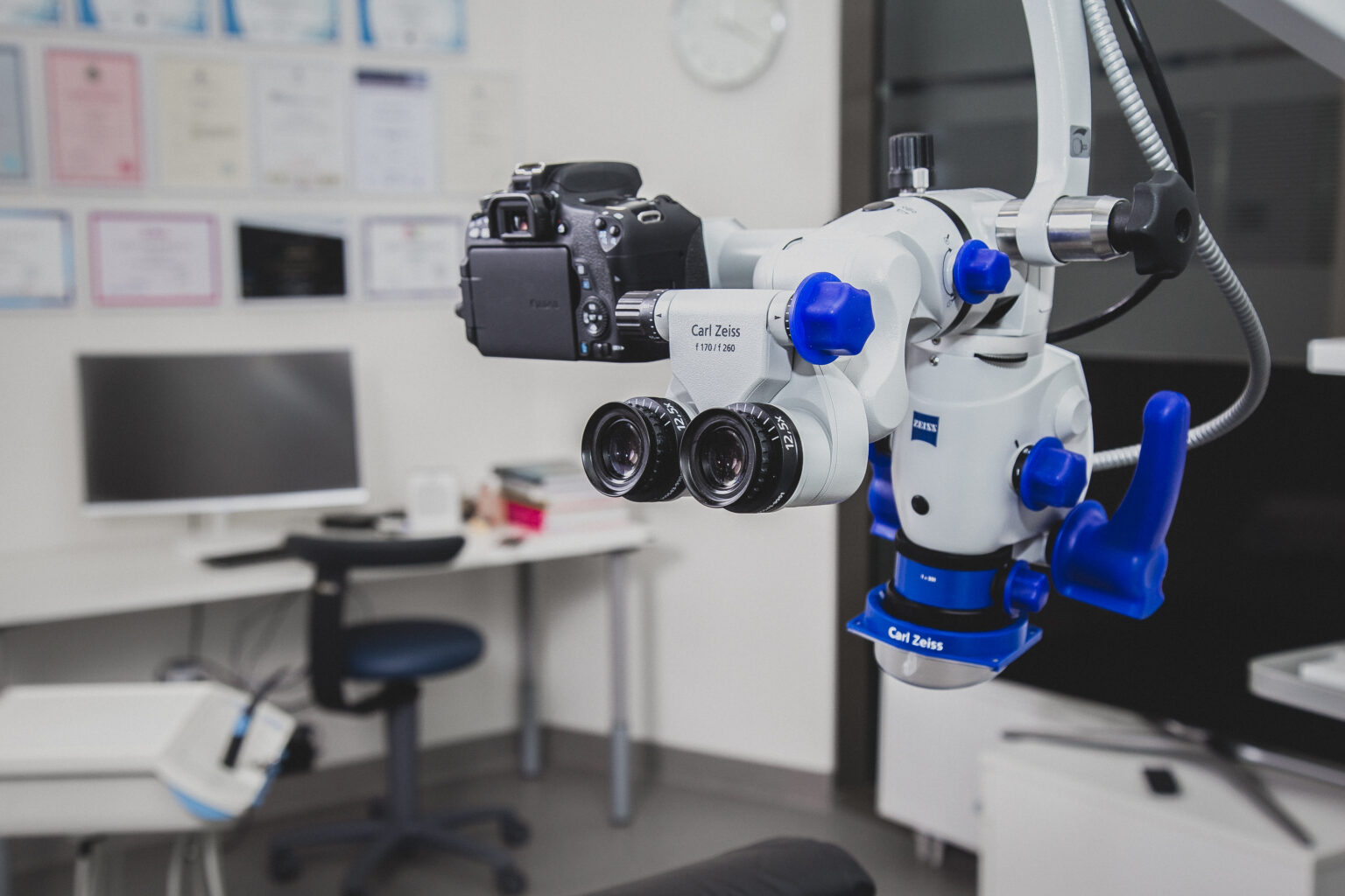 Juureravi mikroskoobiga